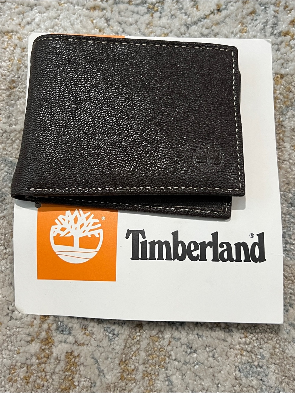 Timberland Dark Brown Leather Bifold Wallet with Contrast Stitching z23